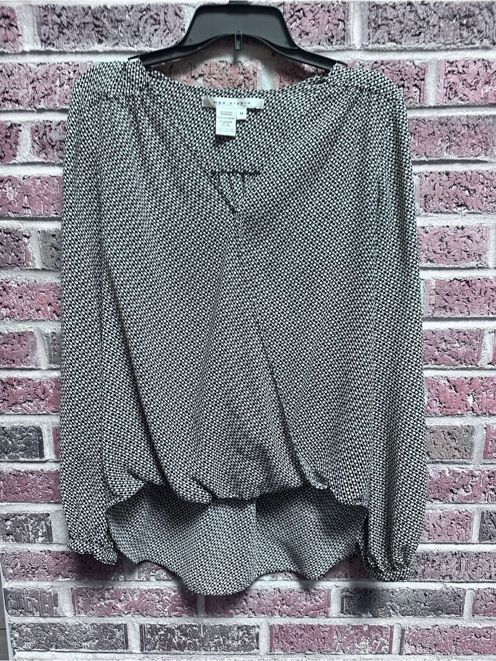 Max studio  Black & White Printed Blouson Top.  Great with leggings